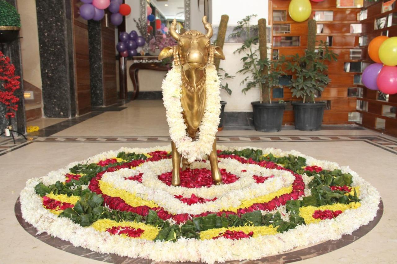 Hotel Dev Residency Vrindāvan エクステリア 写真